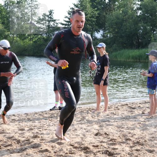 15.06.2025 - 27. Vierlanden-Triathlon Lena Gebhardt http://msf.ph/oto/8045921 15.06.2025 08:41:08 Schwimmen 22, 99, 109, 111, 114, 129, 138, 147, 176 meine-sportfotos.de