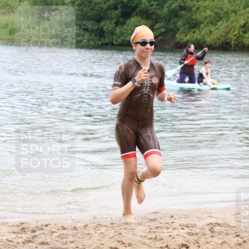 21.06.2025 - 27. Vierlanden-Triathlon Lena Gebhardt http://msf.ph/oto/8045923 15.06.2025 14:51:58 Schwimmen 1352, 1364 meine-sportfotos.de
