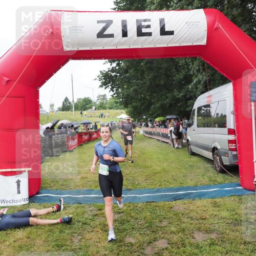 21.06.2025 - 27. Vierlanden-Triathlon MichiJ http://msf.ph/oto/8045924 15.06.2026 13:56:37 Ziel 153, 935 meine-sportfotos.de