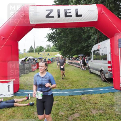 21.06.2025 - 27. Vierlanden-Triathlon MichiJ http://msf.ph/oto/8045926 15.06.2026 13:56:38 Ziel 153, 935, 1104 meine-sportfotos.de