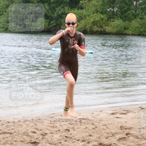 21.06.2025 - 27. Vierlanden-Triathlon Lena Gebhardt http://msf.ph/oto/8045930 15.06.2025 14:51:59 Schwimmen 1352, 1364 meine-sportfotos.de