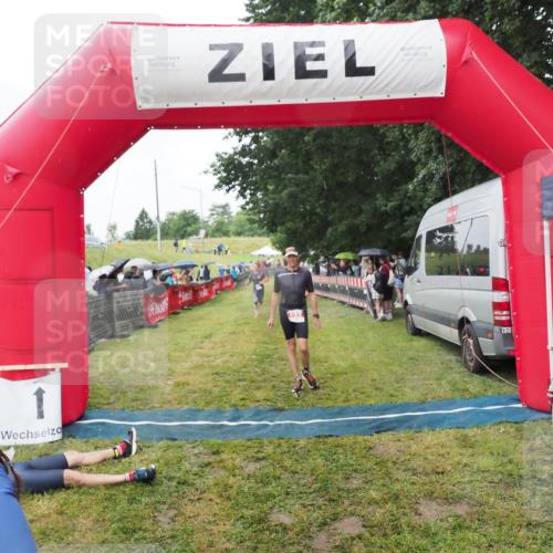 21.06.2025 - 27. Vierlanden-Triathlon MichiJ http://msf.ph/oto/8045931 15.06.2026 13:56:39 Ziel 153, 935, 1104 meine-sportfotos.de