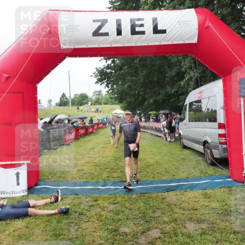 21.06.2025 - 27. Vierlanden-Triathlon MichiJ http://msf.ph/oto/8045935 15.06.2026 13:56:39 Ziel 153, 935, 1104 meine-sportfotos.de