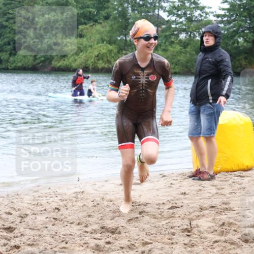 21.06.2025 - 27. Vierlanden-Triathlon Lena Gebhardt http://msf.ph/oto/8045938 15.06.2025 14:51:59 Schwimmen 1352, 1364 meine-sportfotos.de