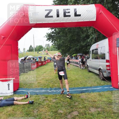 21.06.2025 - 27. Vierlanden-Triathlon MichiJ http://msf.ph/oto/8045941 15.06.2026 13:56:40 Ziel 153, 935, 1104 meine-sportfotos.de