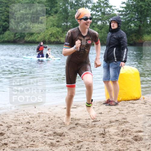 21.06.2025 - 27. Vierlanden-Triathlon Lena Gebhardt http://msf.ph/oto/8045942 15.06.2025 14:52:00 Schwimmen 1352, 1364 meine-sportfotos.de