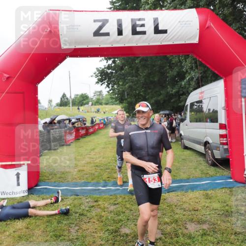 21.06.2025 - 27. Vierlanden-Triathlon MichiJ http://msf.ph/oto/8045947 15.06.2026 13:56:42 Ziel 153, 935, 1104 meine-sportfotos.de