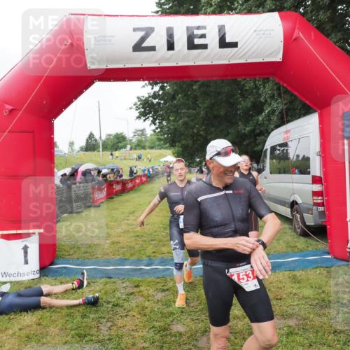 21.06.2025 - 27. Vierlanden-Triathlon MichiJ http://msf.ph/oto/8045950 15.06.2026 13:56:42 Ziel 153, 935, 1104 meine-sportfotos.de