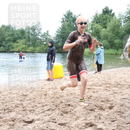21.06.2025 - 27. Vierlanden-Triathlon Lena Gebhardt http://msf.ph/oto/8045958 15.06.2025 14:52:00 Schwimmen 1352, 1364 meine-sportfotos.de