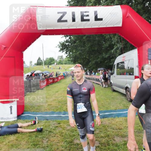 21.06.2025 - 27. Vierlanden-Triathlon MichiJ http://msf.ph/oto/8045959 15.06.2026 13:56:44 Ziel 153, 935, 1104, 1105, 1110 meine-sportfotos.de