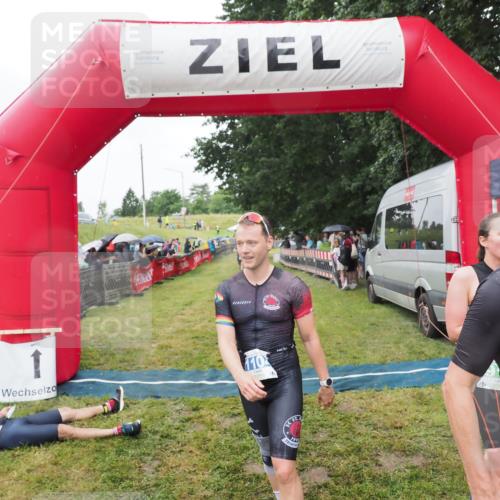 21.06.2025 - 27. Vierlanden-Triathlon MichiJ http://msf.ph/oto/8045960 15.06.2026 13:56:44 Ziel 153, 935, 1104, 1105, 1110 meine-sportfotos.de