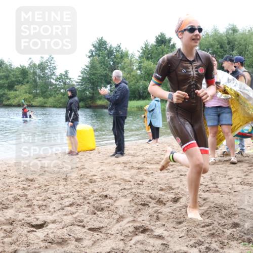 21.06.2025 - 27. Vierlanden-Triathlon Lena Gebhardt http://msf.ph/oto/8045967 15.06.2025 14:52:01 Schwimmen 1352, 1364 meine-sportfotos.de
