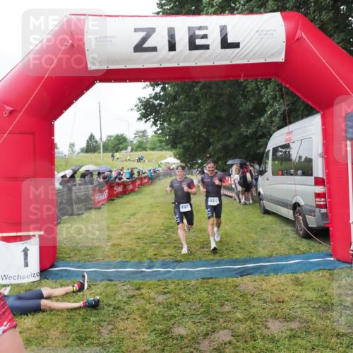 21.06.2025 - 27. Vierlanden-Triathlon MichiJ http://msf.ph/oto/8045968 15.06.2026 13:56:48 Ziel 1104, 1105, 1110 meine-sportfotos.de