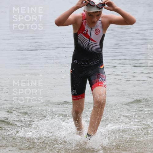 21.06.2025 - 27. Vierlanden-Triathlon Lena Gebhardt http://msf.ph/oto/8045975 15.06.2025 14:52:02 Schwimmen 1352, 1364 meine-sportfotos.de