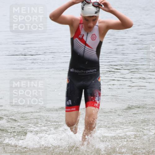 21.06.2025 - 27. Vierlanden-Triathlon Lena Gebhardt http://msf.ph/oto/8045978 15.06.2025 14:52:02 Schwimmen 1352, 1364 meine-sportfotos.de