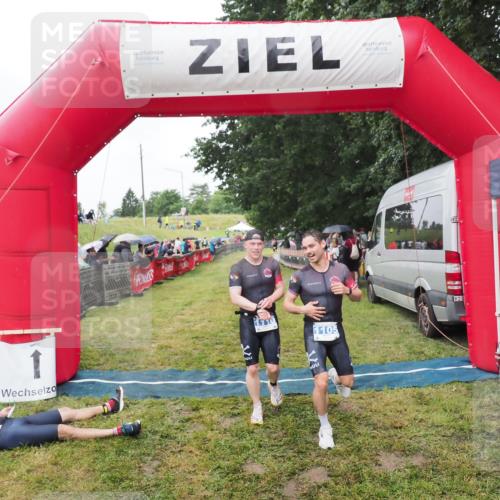 21.06.2025 - 27. Vierlanden-Triathlon MichiJ http://msf.ph/oto/8045979 15.06.2026 13:56:49 Ziel 1104, 1105, 1110 meine-sportfotos.de