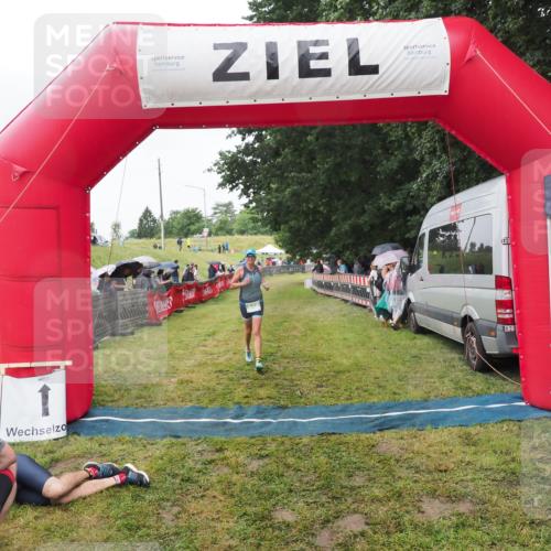 21.06.2025 - 27. Vierlanden-Triathlon MichiJ http://msf.ph/oto/8045987 15.06.2026 13:57:20 Ziel 940 meine-sportfotos.de