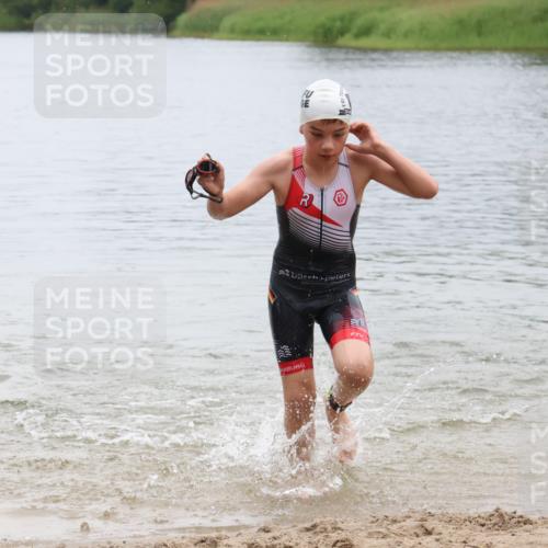 21.06.2025 - 27. Vierlanden-Triathlon Lena Gebhardt http://msf.ph/oto/8045989 15.06.2025 14:52:02 Schwimmen 1352, 1364 meine-sportfotos.de