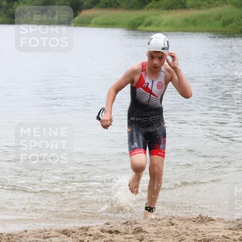 21.06.2025 - 27. Vierlanden-Triathlon Lena Gebhardt http://msf.ph/oto/8045993 15.06.2025 14:52:03 Schwimmen 1352, 1364 meine-sportfotos.de