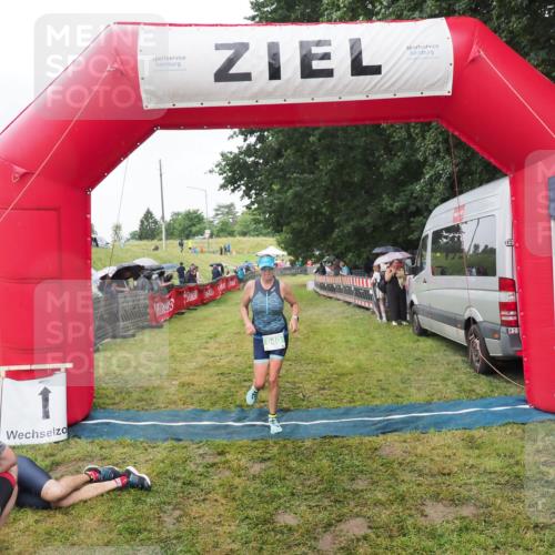 21.06.2025 - 27. Vierlanden-Triathlon MichiJ http://msf.ph/oto/8045998 15.06.2026 13:57:21 Ziel 940 meine-sportfotos.de