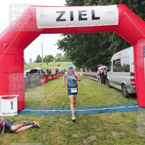 21.06.2025 - 27. Vierlanden-Triathlon MichiJ http://msf.ph/oto/8046002 15.06.2026 13:57:22 Ziel 940 meine-sportfotos.de