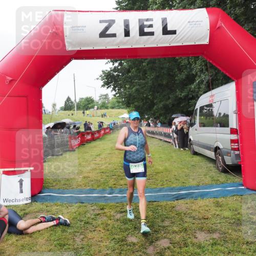 21.06.2025 - 27. Vierlanden-Triathlon MichiJ http://msf.ph/oto/8046004 15.06.2026 13:57:22 Ziel 940 meine-sportfotos.de