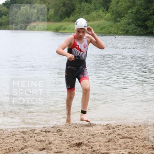 21.06.2025 - 27. Vierlanden-Triathlon Lena Gebhardt http://msf.ph/oto/8046005 15.06.2025 14:52:03 Schwimmen 1352, 1364 meine-sportfotos.de