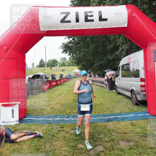 21.06.2025 - 27. Vierlanden-Triathlon MichiJ http://msf.ph/oto/8046007 15.06.2026 13:57:22 Ziel 940 meine-sportfotos.de