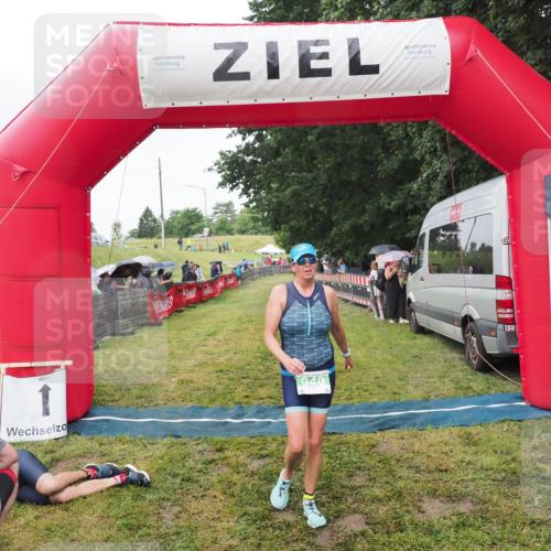 21.06.2025 - 27. Vierlanden-Triathlon MichiJ http://msf.ph/oto/8046009 15.06.2026 13:57:22 Ziel 940 meine-sportfotos.de