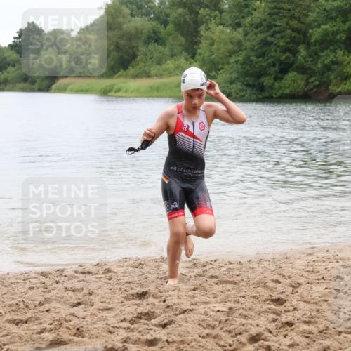 21.06.2025 - 27. Vierlanden-Triathlon Lena Gebhardt http://msf.ph/oto/8046016 15.06.2025 14:52:04 Schwimmen 1352, 1364 meine-sportfotos.de