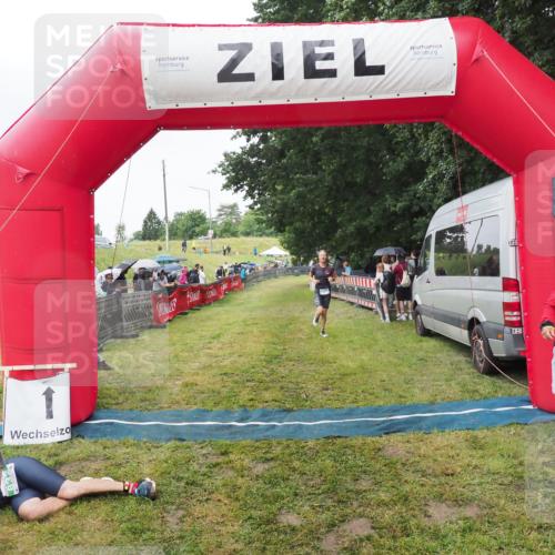 21.06.2025 - 27. Vierlanden-Triathlon MichiJ http://msf.ph/oto/8046019 15.06.2026 13:57:44 Ziel 1097 meine-sportfotos.de