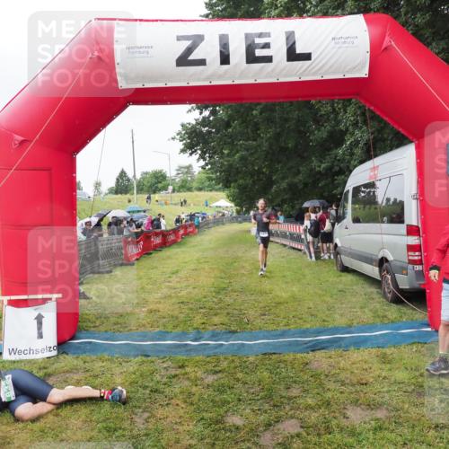 21.06.2025 - 27. Vierlanden-Triathlon MichiJ http://msf.ph/oto/8046022 15.06.2026 13:57:44 Ziel 1097 meine-sportfotos.de