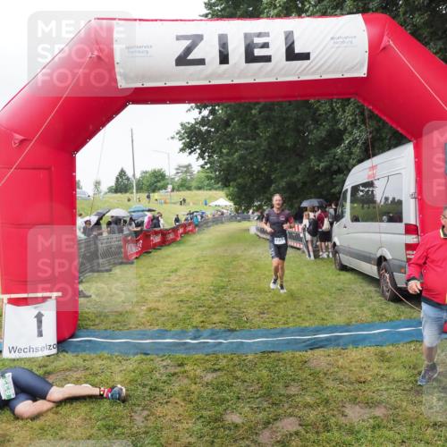 21.06.2025 - 27. Vierlanden-Triathlon MichiJ http://msf.ph/oto/8046026 15.06.2026 13:57:45 Ziel 1097 meine-sportfotos.de