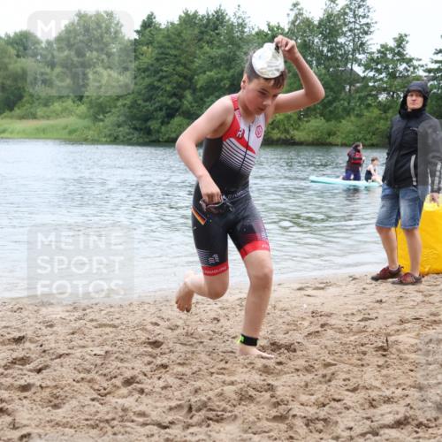 21.06.2025 - 27. Vierlanden-Triathlon Lena Gebhardt http://msf.ph/oto/8046027 15.06.2025 14:52:04 Schwimmen 1352, 1364 meine-sportfotos.de