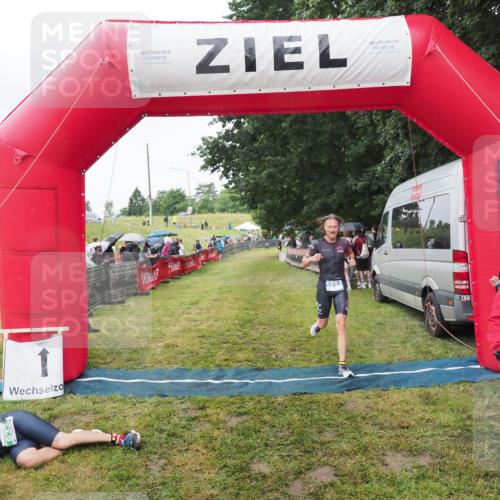 21.06.2025 - 27. Vierlanden-Triathlon MichiJ http://msf.ph/oto/8046030 15.06.2026 13:57:46 Ziel 1097 meine-sportfotos.de