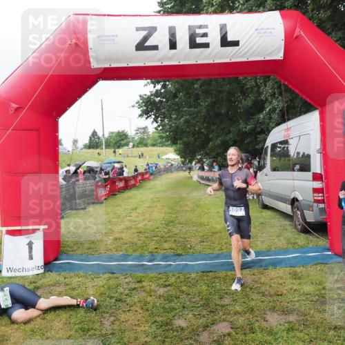 21.06.2025 - 27. Vierlanden-Triathlon MichiJ http://msf.ph/oto/8046032 15.06.2026 13:57:46 Ziel 1097 meine-sportfotos.de