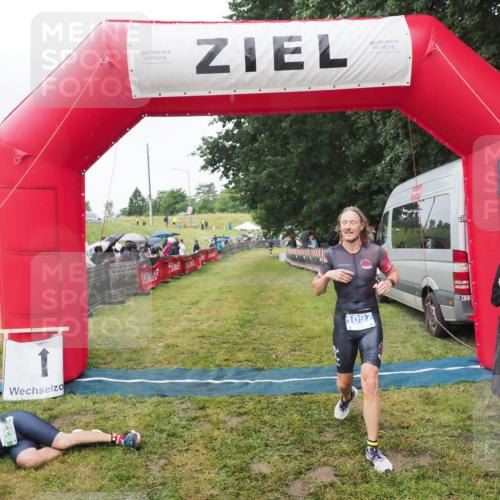 21.06.2025 - 27. Vierlanden-Triathlon MichiJ http://msf.ph/oto/8046038 15.06.2026 13:57:46 Ziel 1097 meine-sportfotos.de