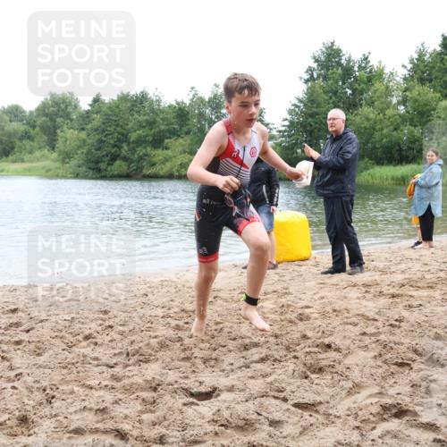 21.06.2025 - 27. Vierlanden-Triathlon Lena Gebhardt http://msf.ph/oto/8046039 15.06.2025 14:52:05 Schwimmen 1352, 1364 meine-sportfotos.de