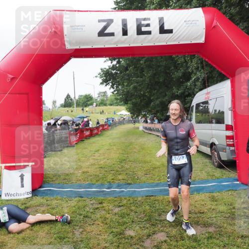 21.06.2025 - 27. Vierlanden-Triathlon MichiJ http://msf.ph/oto/8046040 15.06.2026 13:57:47 Ziel 1097 meine-sportfotos.de