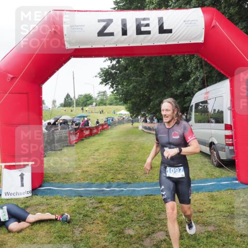 21.06.2025 - 27. Vierlanden-Triathlon MichiJ http://msf.ph/oto/8046042 15.06.2026 13:57:47 Ziel 1097 meine-sportfotos.de