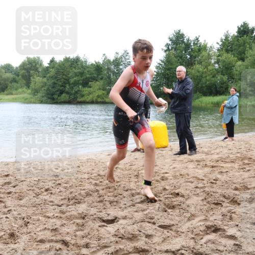 21.06.2025 - 27. Vierlanden-Triathlon Lena Gebhardt http://msf.ph/oto/8046043 15.06.2025 14:52:05 Schwimmen 1352, 1364 meine-sportfotos.de