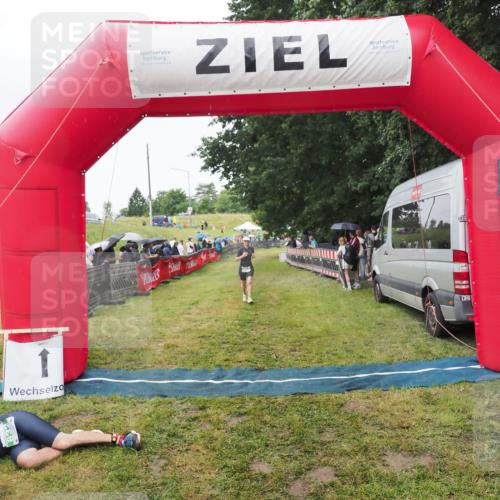 21.06.2025 - 27. Vierlanden-Triathlon MichiJ http://msf.ph/oto/8046048 15.06.2026 13:57:57 Ziel 923 meine-sportfotos.de