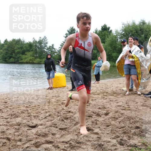 21.06.2025 - 27. Vierlanden-Triathlon Lena Gebhardt http://msf.ph/oto/8046051 15.06.2025 14:52:05 Schwimmen 1352, 1364 meine-sportfotos.de