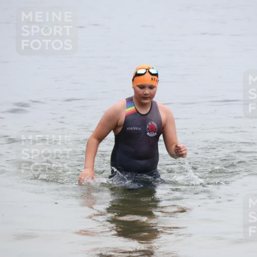 21.06.2025 - 27. Vierlanden-Triathlon Lena Gebhardt http://msf.ph/oto/8046055 15.06.2025 14:52:17 Schwimmen 1361 meine-sportfotos.de