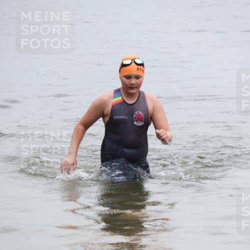 21.06.2025 - 27. Vierlanden-Triathlon Lena Gebhardt http://msf.ph/oto/8046059 15.06.2025 14:52:17 Schwimmen 1361 meine-sportfotos.de