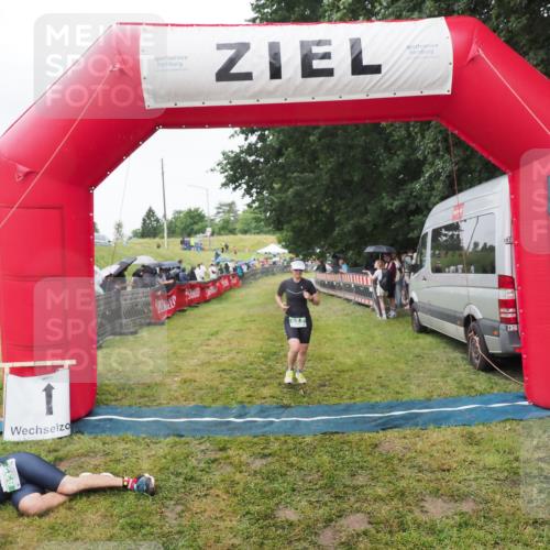21.06.2025 - 27. Vierlanden-Triathlon MichiJ http://msf.ph/oto/8046060 15.06.2026 13:57:58 Ziel 923 meine-sportfotos.de