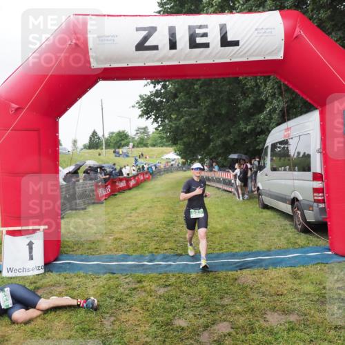 21.06.2025 - 27. Vierlanden-Triathlon MichiJ http://msf.ph/oto/8046065 15.06.2026 13:57:59 Ziel 923 meine-sportfotos.de