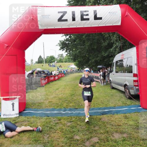 21.06.2025 - 27. Vierlanden-Triathlon MichiJ http://msf.ph/oto/8046068 15.06.2026 13:57:59 Ziel 923 meine-sportfotos.de