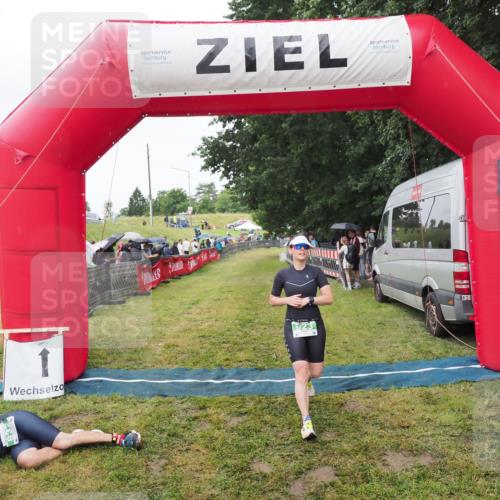21.06.2025 - 27. Vierlanden-Triathlon MichiJ http://msf.ph/oto/8046070 15.06.2026 13:57:59 Ziel 923 meine-sportfotos.de