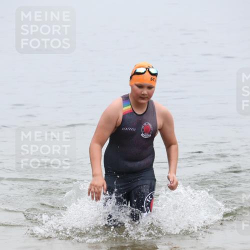 21.06.2025 - 27. Vierlanden-Triathlon Lena Gebhardt http://msf.ph/oto/8046071 15.06.2025 14:52:19 Schwimmen 1361 meine-sportfotos.de